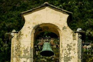 ein Glocke ist hängend von das oben von ein Gebäude foto