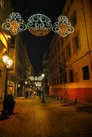 Weihnachten Dekorationen beim Nacht im alicante Stadt foto