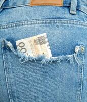 Geld im Jeans Tasche. zwei hundert Zloty Rechnung im ein Tasche. hoch Qualität Foto