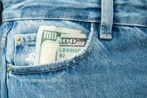 Geld im Jeans Tasche. einer hundert Dollar Rechnung ist im meine Tasche. hoch Qualität Foto