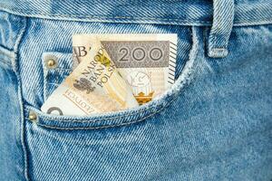Geld im Jeans Tasche. zwei hundert Zloty Rechnung im ein Tasche. hoch Qualität Foto