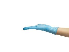 Hand mit Blau Handschuh von Nitril hält öffnen Palme. isoliert ein Weiß hintergrund.hoch Qualität Foto