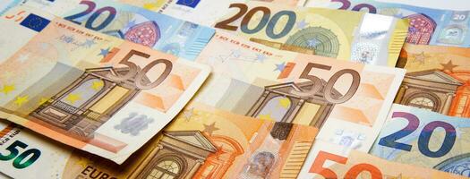 Euro Währung Banknoten von anders Konfessionen sind gelegt aus auf jeder andere auf das Tisch. selektiv Fokus.hoch Qualität Foto