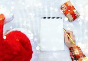 Kind schreibt Brief zu Santa und Dort ist Box mit Geschenk nahe. selektiv Fokus foto