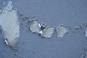 alt Zement Mauer schälen Außen Hintergrund mit Blau Farbe Peeling niedrig Qualität, geknackt Mauer foto