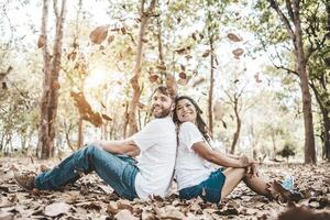 glückliches lächelndes Paar Vielfalt im Liebesmoment zusammen foto