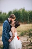 Braut und Bräutigam haben romantische Zeit und sind glücklich zusammen foto
