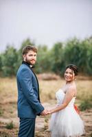 Braut und Bräutigam haben romantische Zeit und sind glücklich zusammen foto