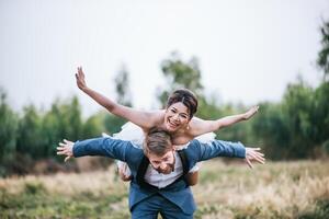 Braut und Bräutigam haben romantische Zeit und sind glücklich zusammen foto