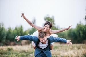 Braut und Bräutigam haben romantische Zeit und sind glücklich zusammen foto