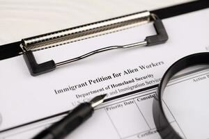i-140 Immigrant Petition zum Außerirdischer Arbeitskräfte leer bilden auf a4 Tablette Lügen auf Büro Tabelle mit Stift und Vergrößerung Glas foto