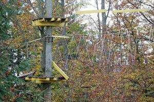 Seil Brücke im Abenteuer Wipfel Park zum Baum Klettern und Sport, Arborismus oder Akkrobranche Seile Kurse, Postleitzahl Drähte draussen foto