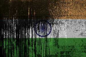 Indien Flagge abgebildet im Farbe Farben auf alt und schmutzig Öl Fass Mauer Nahaufnahme. texturiert Banner auf Rau Hintergrund foto