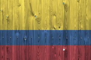 Kolumbien Flagge abgebildet im hell Farbe Farben auf alt hölzern Mauer. texturiert Banner auf Rau Hintergrund foto