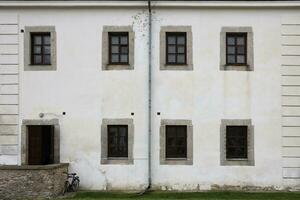 Glas Fenster auf Weiß Antiquität Mauer von alt mittelalterlich Schloss im europäisch Vorort foto