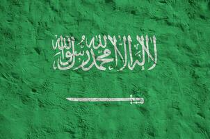 Saudi Arabien Flagge abgebildet im hell Farbe Farben auf alt Linderung Verputzen Mauer. texturiert Banner auf Rau Hintergrund foto