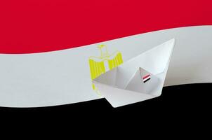 Ägypten Flagge abgebildet auf Papier Origami Schiff Nahaufnahme. handgemacht Kunst Konzept foto