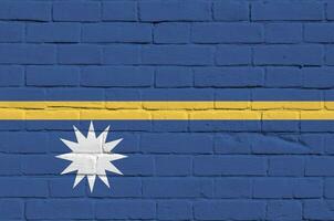 Nauru Flagge abgebildet im Farbe Farben auf alt Backstein Mauer. texturiert Banner auf groß Backstein Mauer Mauerwerk Hintergrund foto