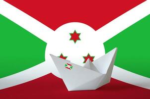 Burundi Flagge abgebildet auf Papier Origami Schiff Nahaufnahme. handgemacht Kunst Konzept foto