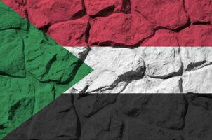 Sudan Flagge abgebildet im Farbe Farben auf alt Stein Mauer Nahaufnahme. texturiert Banner auf Felsen Mauer Hintergrund foto