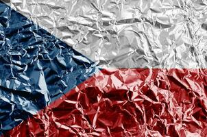Tschechisch Flagge abgebildet im Farbe Farben auf glänzend zerknittert Aluminium vereiteln Nahaufnahme. texturiert Banner auf Rau Hintergrund foto