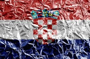 Kroatien Flagge abgebildet im Farbe Farben auf glänzend zerknittert Aluminium vereiteln Nahaufnahme. texturiert Banner auf Rau Hintergrund foto