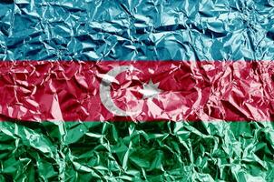 Aserbaidschan Flagge abgebildet im Farbe Farben auf glänzend zerknittert Aluminium vereiteln Nahaufnahme. texturiert Banner auf Rau Hintergrund foto
