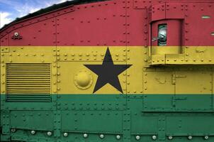 Ghana Flagge abgebildet auf Seite Teil von Militär- gepanzert Panzer Nahaufnahme. Heer Kräfte konzeptionelle Hintergrund foto