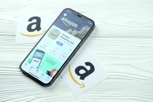 charkow, ukraine - 5. märz 2021 amazon-symbol und anwendung aus dem app store auf dem iphone 12 pro-bildschirm auf einem weißen tisch foto