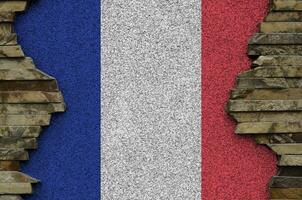 Frankreich Flagge abgebildet im Farbe Farben auf alt Stein Mauer Nahaufnahme. texturiert Banner auf Felsen Mauer Hintergrund foto