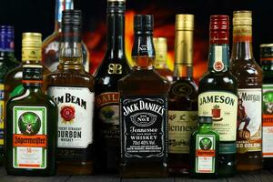 kiew, ukraine - 4. mai 2022 viele neue flaschen weltweit beliebter alkoholmarken von whisky cognac foto