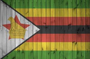 Zimbabwe Flagge abgebildet im hell Farbe Farben auf alt hölzern Mauer. texturiert Banner auf Rau Hintergrund foto