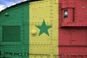 Senegal Flagge abgebildet auf Seite Teil von Militär- gepanzert Panzer Nahaufnahme. Heer Kräfte konzeptionelle Hintergrund foto