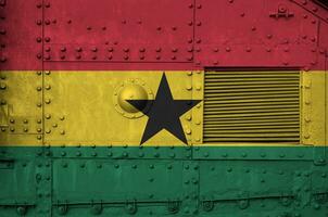 Ghana Flagge abgebildet auf Seite Teil von Militär- gepanzert Panzer Nahaufnahme. Heer Kräfte konzeptionelle Hintergrund foto