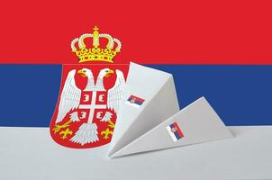 Serbien Flagge abgebildet auf Papier Origami Flugzeug. handgemacht Kunst Konzept foto