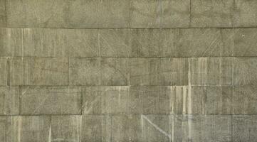 die Textur einer Wand aus großen Granitfliesen, die mit weißen Streifen bedeckt sind, wenn sie Feuchtigkeit ausgesetzt sind foto