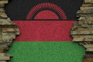 Malawi Flagge abgebildet im Farbe Farben auf alt Stein Mauer Nahaufnahme. texturiert Banner auf Felsen Mauer Hintergrund foto