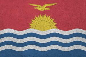 kiribati-flagge in hellen farben auf alter reliefputzwand dargestellt. strukturierte Fahne auf rauem Hintergrund foto