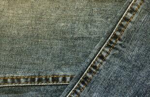detaillierte abstrakte Textur aus dunkelblauem Jeansstoff. Hintergrundbild von alten gebrauchten Denim-Hosen-Stoff foto