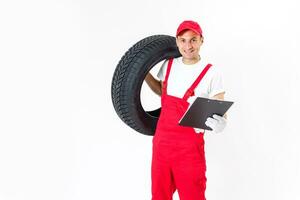 Mechaniker halten Auto Reifen auf ein Weiß Hintergrund foto