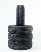 vier schwarz Reifen isoliert auf Weiß Hintergrund foto