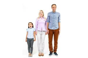 Familie und Menschen Konzept - - glücklich lächelnd Mutter, Vater und wenig Tochter Über Weiß Hintergrund foto