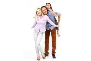glücklich jung Familie mit ziemlich Kind posieren auf Weiß Hintergrund foto