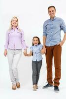 glücklich jung Familie mit ziemlich Kind posieren auf Weiß Hintergrund foto
