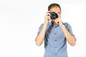 Kurve jung Mann nehmen Foto mit Digital Kamera Seite Sicht. isoliert Über Weiß Hintergrund.