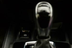 Ausrüstung Verschiebung Griff im ein modern Auto, Nahansicht Foto