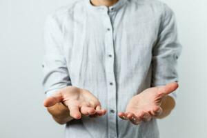 öffnen Palme Hand Geste von männlich Hand.isoliert auf Weiß Hintergrund. foto