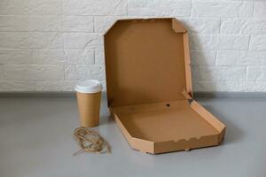 Kaffee Tasse und Pizza Box auf Weiß Hintergrund foto