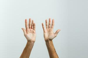 öffnen Palme Hand Geste von männlich Hand.isoliert auf Weiß Hintergrund. foto