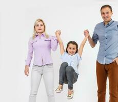 Vater und Mutter halt Tochter Weiß Hintergrund foto